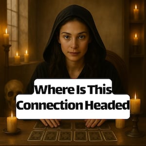 Può includere: Una persona con un abito con cappuccio nero è seduta a un tavolo di legno con carte dei tarocchi. Il testo "Where Is This Connection Headed" è visualizzato su uno striscione bianco. Sono visibili anche candele accese e un teschio.