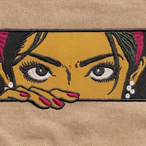 Könnte beinhalten: Gestickter Aufnäher mit einer stilisierten Illustration eines Frauengesichts. Die Frau hat dunkles Haar, große Augen mit langen Wimpern und trägt Ohrringe. Ihre Hand mit rosa Fingernägeln befindet sich in der Nähe ihres Gesichts. Der Aufnäher ist rechteckig mit schwarzem Rand.
