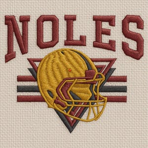 Puede incluir: Diseño bordado con la palabra "NOLES" en granate, sobre un casco de fútbol americano dorado y granate. El casco está sobre un diseño geométrico granate, negro y gris. El fondo es una tela beige claro.