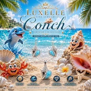 Könnte beinhalten: Ein Schmuckset bestehend aus einer silbernen Halskette und passenden Ohrringen, die jeweils mit einem blauen Larimar-Stein in Form einer Muschel verziert sind. Das Set ist vor einem Strandhintergrund mit Delfin und Muscheln abgebildet.