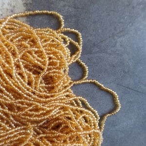 Alte böhmische Glasperlen Goldene Nerz Farbe Schmuck Mode Tracht Stickerei