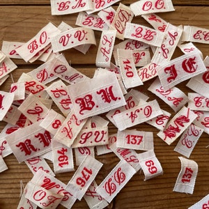 Etichette per bucato francesi d'epoca, lettere, strofinacci da cucina in lino.... Mix di vari stili, lettere....