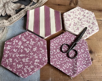 Tecido vintage Laura Ashley em peças hexagonais para patchwork - Cores ameixa e creme. Ideal para costura e patchwork.