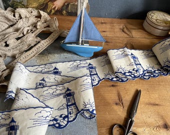 Vintage Franse dressoir met planken en geborduurde versieringen - Vuurtoren - Landelijke boerderij - Kust