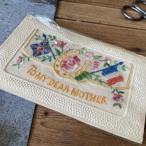 Cartoline d'epoca ricamate, inutilizzate e risalenti al dopoguerra, "Alla mia cara madre". Biglietto d'auguri.