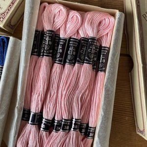 Hilo de bordar CB Thread French - Madejas de algodón sin usar Hilos de algodón rosa originales en caja