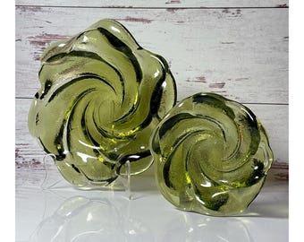 Zestaw 2 popielniczek Fenton Colonial Green z 1967 r. z motywem spiralnym (5 cali 9175 CG i 9 cali 9176 CG)