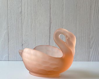 Plato de cristal satinado rosa Viking con forma de cisne (6,0" de largo x 4,25" de alto x 3,75" de profundidad)