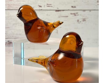 Par med 2 Viking Honungsbärnstensfärgade Glasfågelfigurer eller Pappersvikter