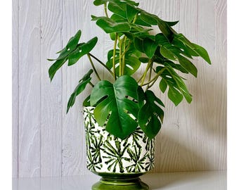Vaso de pedestal vintage MCM Inarco E-2889 em cerâmica branca e verde com padrão texturizado tridimensional de explosão atômica, 15,2 cm de altura x 14 cm de diâmetro.