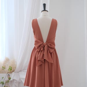 Kurzes rückenfreies Brautjungfernkleid, rückenfreies Hochzeitsgastkleid orange, rustikales oranges Sommerkleid, Strandkleid, Minikleid