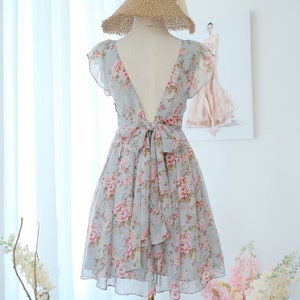 ダスティブルーのシフォン花柄ブライズメイドドレス、バックレスショートパーティードレス、サマーウェディングゲストドレス、プリーツスカート、ブルー花柄サンドレス