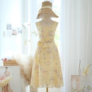 黄色の花柄シフォン花嫁介添人ドレス、ミディ丈の花柄サマーサンドレス、ヴィンテージ風パーティーウェディングドレス、ノースリーブの黄色のドレス