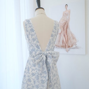 Floral Jacquard rückenfreies Brautjungfer Kleid, Hochzeitsgast Kleid, Abschlussball-Party Cocktailkleid, Bogen zurück Kleid