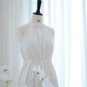 オフホワイトのシンプルなミディドレス、ホルターネックの花嫁介添人ドレス、59色のオプション、春夏のサンドレス、パーティーウェディングゲストドレス、プレウェディングドレス