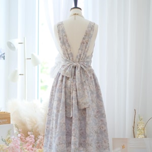 ダスティブルーの花柄ミディ丈ブライズメイドドレス、スクープネックのバックレスパーティードレス、プロムカクテルウェディングゲストドレス、ブルーシフォンミディ丈ドレス