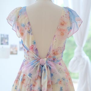 黄色の花柄のバックレスドレス、ショート丈のブライズメイドドレス、ボウバックの花柄シフォン春夏ドレス、パーティーウェディングキュートドレス