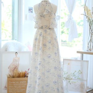 白と青の花柄の花嫁介添人ドレス、背中が開いたホルターネックのウェディングゲストドレス、花柄シフォンのパーティーマキシドレス、夏の背中が開いたドレス