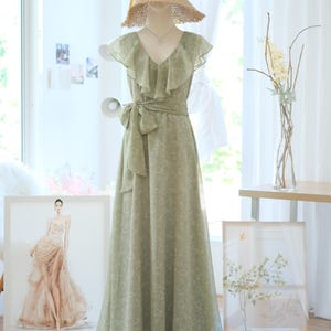 セージグリーンの花柄ブライズメイドドレス、夏のウェディングゲストドレス、セージグリーンのパーティーサンドレス、マキシドレス、イブニングドレス、ロングドレス
