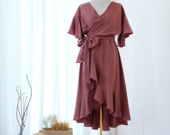 Donkere Engelse roosroze bruidsmeisjesjurken, midi-bruiloftsjurk, wikkeljurk, korte mouw, hoge lage zoom boho feestjurk