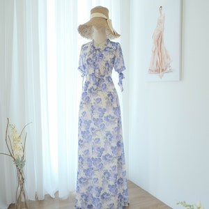 Vestido largo de gasa con rosas moradas: vestido vintage con mangas abullonadas y estampado floral