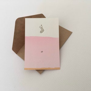 Boekdruk kerstkaart - kerstsok "Joy" getint met waterverf. met cadeau, klein kaartje, cadeaubon, roze, goud