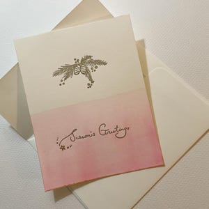 Karta świąteczna z nadrukiem wypukłym - szyszki sosnowe "Wesołe życzenia" barwione farbami akwarelowymi. z prezentem, kartka świąteczna