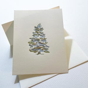 Tarjeta impresa con tipografía: árbol cubierto de nieve. Tarjeta en blanco, tarjeta plana, tarjeta de invierno, impresión con tipografía, mensaje de paz, calma y de invierno.