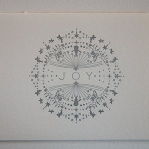 Tarjeta navideña impresa con letras JOY: tarjeta navideña, plata, muñeco de nieve, nieve, estrellas, bastón de caramelo, regalo, paraíso invernal, diversión navideña