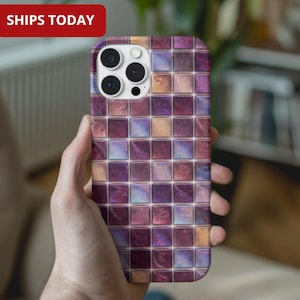 Puede incluir: Un letrero de madera rústica con el texto "Welcome to our home" en un estilo manuscrito. El letrero presenta un acabado envejecido y un diseño sencillo y acogedor, perfecto para un porche o entrada.