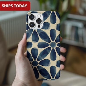 Puede incluir: Funda de teléfono con un estampado floral en azul marino sobre un fondo beige. La funda tiene un acabado brillante y un diseño protector. El texto "SHIPS TODAY" está en un rectángulo rojo en la esquina superior izquierda.