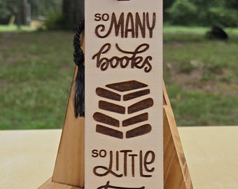 Marcapáginas grabado con láser "Tantos libros, tan poco tiempo"