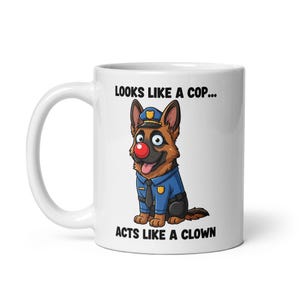 Taza divertida para mamá de pastor alemán: parece policía, actúa como payaso. Regalo divertido para dueños de perros policía. Taza de café para pastor alemán.