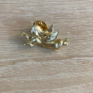Vintage Gold Tone Angel Pin – Flying Cherub Lapel Pin, Guardian Angel Brooch, Religious Jewelry Gift, Celestial Angel Collectible