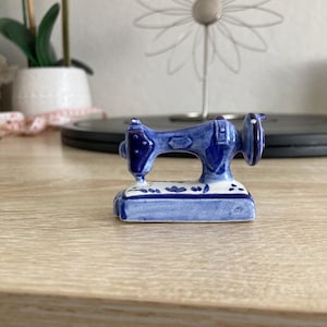 Vintage Delft-Style Miniature Ceramic Sewing Machine Figurine | Blue & White Pottery Collectible | Sewing Room Decor | Seamstress Gift