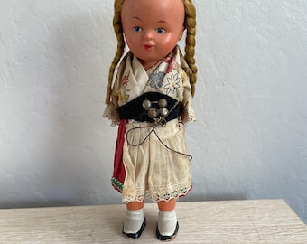 Muñeca con traje folclórico vintage / Muñeca de plástico de recuerdo de los años 50 con cabello trenzado y vestido tradicional.