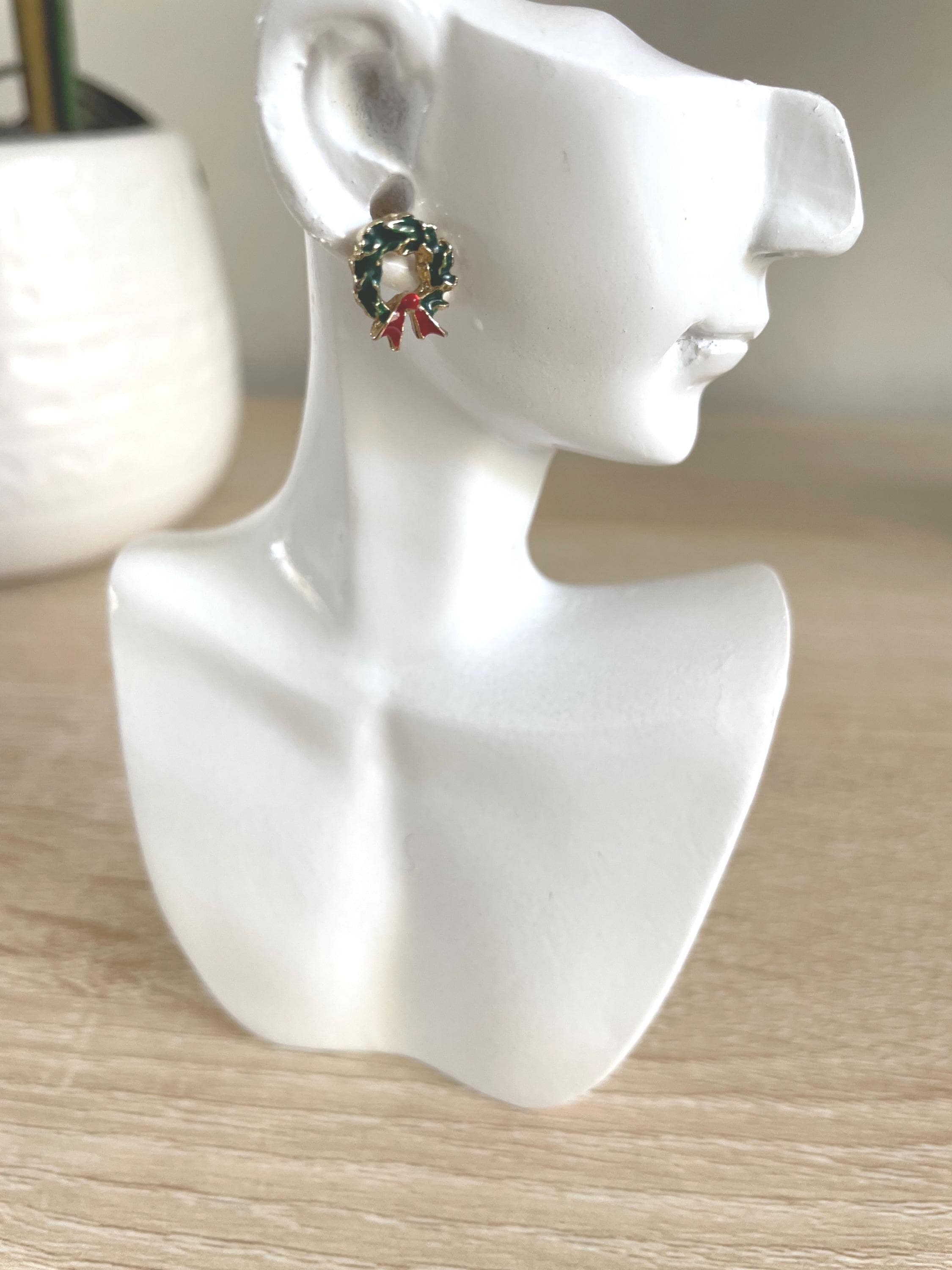 39 Christmas Room Ideas for Every Space in Your Home: Transform Your House into a Winter Wonderland 27 Vintage Christmas Wreath Earrings Collectible Holiday Jewelry in…