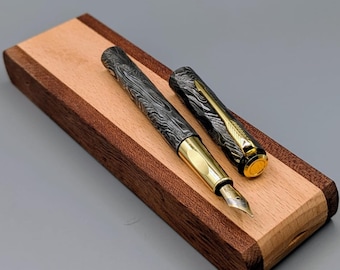 手作りのダマスカス鋼万年筆、ゴールドトリム、職人のペン