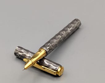 ハンドメイドの槌目ダマスカス鋼万年筆 | 高級手鍛造筆記具 | インスピレーションあふれるエグゼクティブペン | 木製ギフトボックス付き