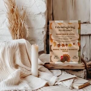 Può includere: Invito per una cena potluck del Ringraziamento a tema autunnale. L'invito presenta un'illustrazione di tacchino e il testo «Porta il tuo piatto preferito». L'invito è su una superficie di legno con una candela ed elementi decorativi.