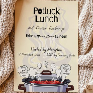以下が含まれることがあります： ポトラックランチとレシピ交換のクリーム色の招待状。 招待状には、蒸気が立ち上るスロークッカーの漫画と「Potluck Lunch」のテキストが描かれています。 イベントはMaryAnnが主催します。