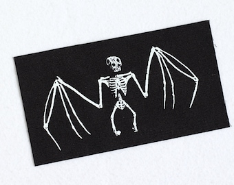 Toppa scheletro pipistrello - stampa serigrafica su tela organica bianca su nero goth punk fai da te