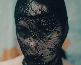 Czarny koronkowy kaptur z kwiatową gotycką maską „Nyx”