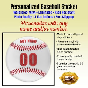 Könnte beinhalten: Personalisierter Baseball-Aufkleber mit dem Text „ANY NAME“ und der Nummer „00“ in Rot. Der Aufkleber ist weiß mit roten Nahtdetails. Der Text „Personalized Baseball Sticker“ befindet sich oben.
