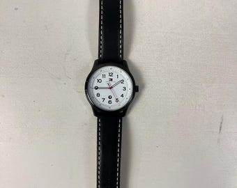 Neue Tommy Hilfiger Herrenuhr – weißes Zifferblatt, Lederarmband