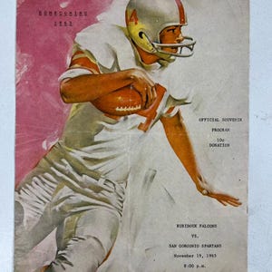 Könnte beinhalten: Vintage Football-Programm-Cover mit einem Spieler in weiß-orangener Uniform, der einen Football hält. Der Covertext lautet "HOMECOMING 1965" und enthält Details zum Spiel Rubidoux Falcons gegen San Gorgonio Spartans am 19. November 1965.