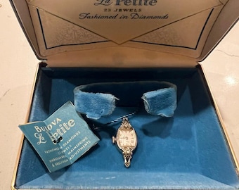 Vintage Bulova „23“ La Petite Damenuhr • 1962 • 23 Steine • Silberfarbenes Gehäuse • Originalverpackung • Ungeprüft • Seltenes Sammlerstück