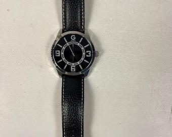 Neue Quarzuhr von GUESS – Weißes Zifferblatt und Lederarmband