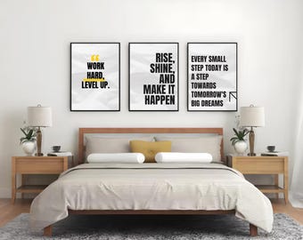 Op de afbeelding: Drie ingelijste motiverende posters met zwarte frames en witte achtergronden hangen boven een bed. De posters tonen inspirerende citaten in zwarte en gele tekst. Een bed met een houten frame, nachtkastjes en lampen maken de slaapkamer compleet.
