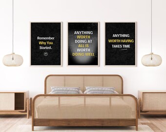 Op de afbeelding: Drie ingelijste motiverende posters met zwarte achtergronden en witte en gele tekst. De posters luiden: "Onthoud waarom je begon.", "Alles wat de moeite waard is om te doen, is de moeite waard om goed te doen" en "Alles wat de moeite waard is om te hebben, kost tijd".